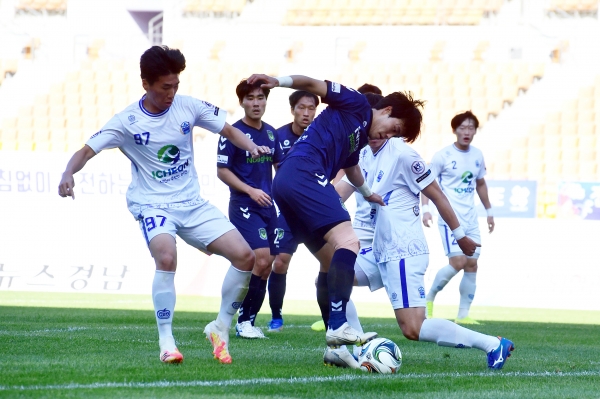 진주시민축구단이 지난 11일 2020 K4리그 20라운드 이천시민축구단과의 홈경기에서 3 대 2로 승리하며 승강플레이오프 출전자격이 주어지는 4위에 올랐고 K3에 한발 더 다가서게 되었다.