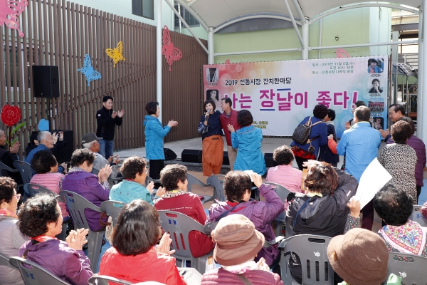 26일 오전 10시 산청시장 공영주차장에서 열리는 이번 행사에는 ‘보이스트롯’에 출연해 큰 관심을 모은 청학동 소녀 김다현과 미스터트롯을 통해 주가를 올린 김희재의 이모이자 히트곡 ‘돌리도’의 가수 서지오 등 인기가수들이 출연한다.