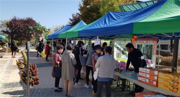 진주시는 오는 31일 11시부터 강소농 회원들이 직접 생산한 농산물 홍보와 판매를 통해 마케팅 및 서비스 역량을 강화하고 소비자와 함께하는 직거래 마켓을 운영한다고 29일 밝혔다.