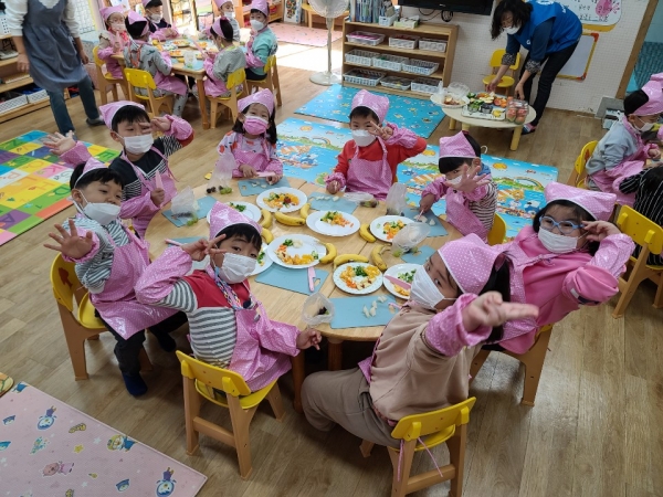 남해군은 만6~7세 어린이를 대상으로 건강한 미각 및 올바른 식습관 형성을 도모하기 위하여 ‘편식예방! 알록달록 컬러푸드 교육’ 프로그램을 운영했다.