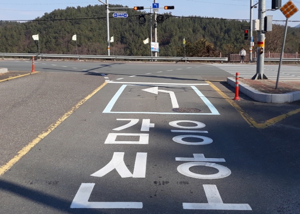 창원시는 10일부터 보행자나 차량 통행이 많지 않은 외곽 도로와 시내 교통이 원활하지 않은 구간에 좌회전 감응신호를 확대 시행한다.