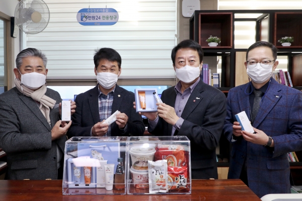 합천군은 15일 합천군을 대표하는 양파시리즈 및 작약제품의 판매를 늘리기 위해 홍보용으로 제작한 아크릴케이스을 설치하는 행사를 가졌다.