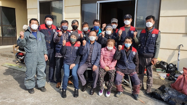 남해군자원봉사센터와 한국자유총연맹남해군지회(회장 양태종)는 지난 13일 고령으로 거동이 불편한 가구를 방문하여 도배와 장판을 교체하는 재능기부 봉사활동을 펼쳤다.