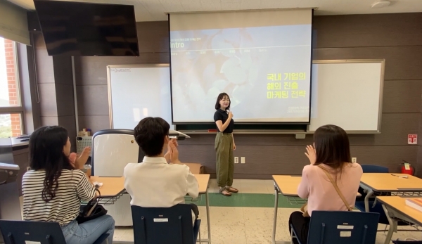 국립 경상대학교는 ‘2020년 제4회 부산·울산·경남 지역 대학 연합 교육콘텐츠 대회(BIFEC)’에서 개척스터디 팀(최민서, 권윤서, 변예진, 윤인준, 박주은, 조혜미)과 미친애드 팀(조보름, 김남경)이 우수상을 수상했다고 밝혔다.