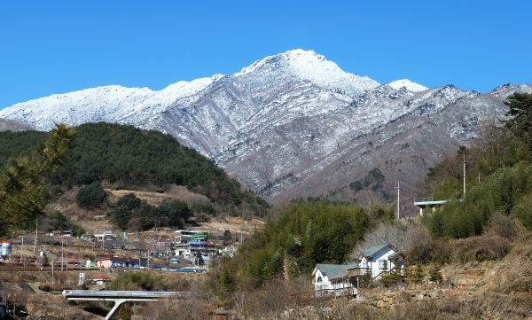 산청군은 지리산 해맞이 행사와 입산이 금지됨에 따라 오는 1월1~3일 연휴기간 동안 시천면 중산관광지 내 공용주차장을 전면 폐쇄한다고 29일 밝혔다.