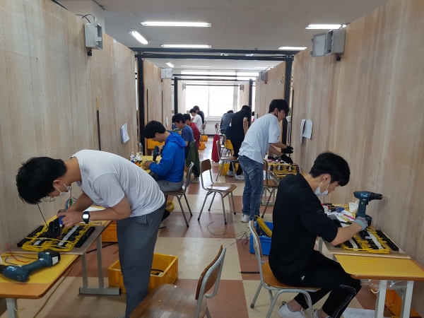 한국폴리텍대학 진주캠퍼스(학장 박문수) 스마트전기과 교육생들이 국가기술자격시험에 도전해 ‘자격증 100% 취득’ 의 쾌거를 거뒀다.