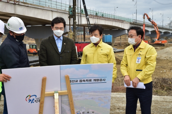 조규일 진주시장, 강민국 국회의원은 24일 공사 현장을 찾아 점검에 나섰다.