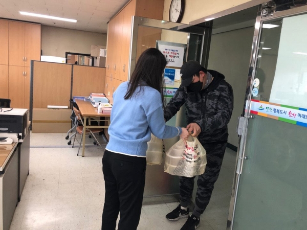 밀양시 소속 직원들이 코로나19로 어려움을 겪고 있는 소상공인들을 위해 관내 음식점에서 도시락을 주문해 먹고 있다.