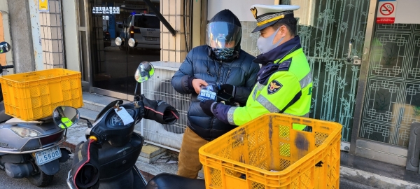 진주경찰서(서장 서성목)에서는 지난 29일 오전 대안동에 위치한 배달업체를 방문하여 교통법규 준수 홍보 활동을 펼쳤다.