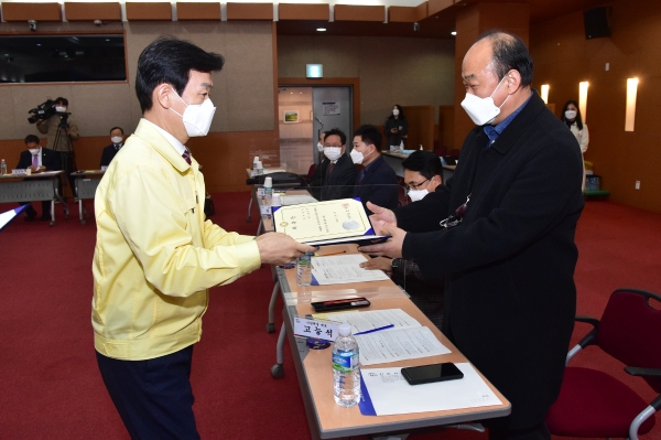 진주시는 2일 오전 10시 30분 시청 시민홀에서 진주논개제 제전위원 23명이 참석한 가운데 위촉식과 총회를 열고 본격적인 논개제 준비에 돌입했다.