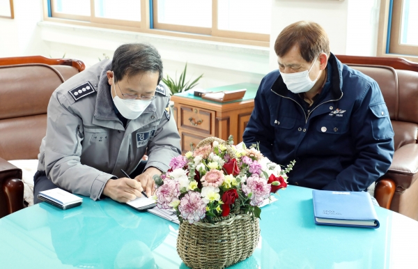 함양군에 따르면 지난 1일부터 15일까지 함양 군부대 이전을 위한 범군민 서명운동을 펼친 결과 1만 6천여 명이 서명운동에 동참했다.