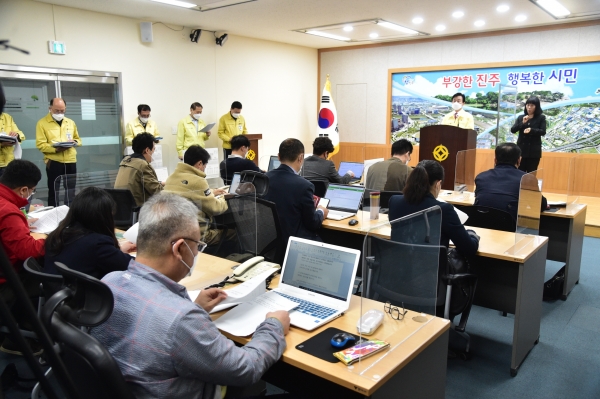 12일 오전 조규일 진주시장은 브리핑룸에서 기자회견을 열고 “어제(11일) 브리핑 이후 87명의 확진자가 추가 발생했다”고 밝혔다.