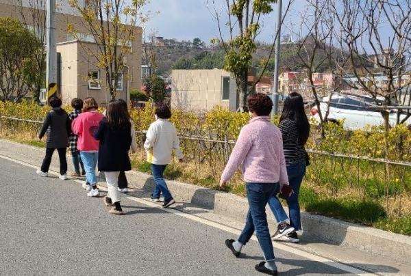 하동군은 코로나19 비대면 걷기운동 활성화를 위해 스마트폰 걷기 앱 ‘워크온’을 이용한 건강 걷기 사업을 추진한다고 12일 밝혔다.