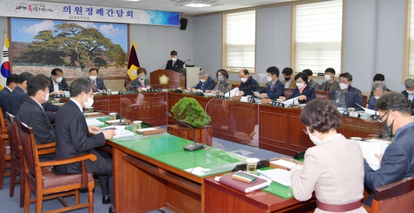 합천군의회(의장 배몽희)는 16일 오전 3월 정례간담회를 개최하여 군정 현안에 관해 실국장 및 담당부서장으로부터 보고를 청취했다.