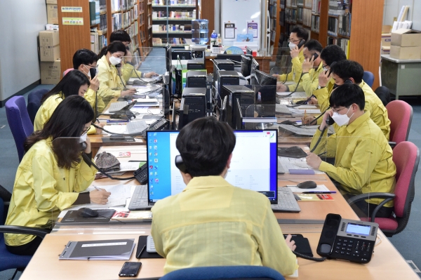 진주시는 코로나19 확산으로 폭주하는 시민들의 전화 문의에 신속히 응대하기 위하여 전화 상담 인력을 추가로 투입해 운영한다고 16일 밝혔다.