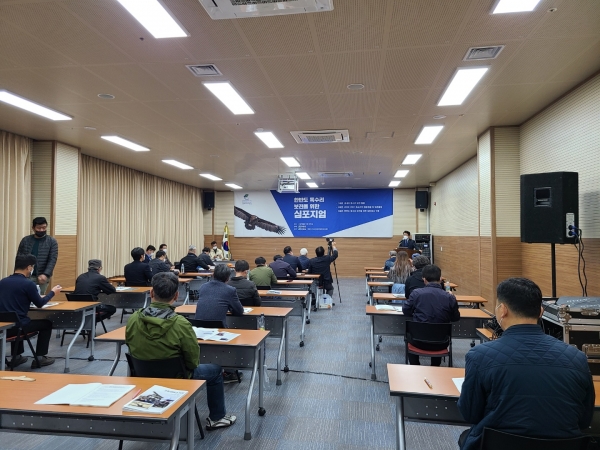 고성군(군수 백두현)은 3월 20일 고성박물관 1층 회의실에서 “한반도 독수리 보전을 위한 심포지엄”을 개최했다.