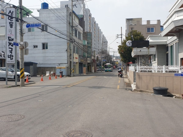 진주시 신안동 신안현대아파트 앞 도로에 인도가 없는 것은 물론 과속방지턱, 횡단보도까지 부족해 사고위험이 높다는 지적이다.