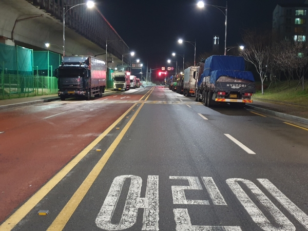 진주시 평거동 어린이보호구역 내에 대형화물차 불법 주차가 지속되는 것으로 드러나 인근 주민들의 비난이 거세지고 있다.