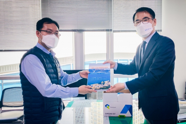 29일 기획재정부를 방문한 장충남 남해군수가 4만여명이 서명에 동참한 ‘남해~여수 해저터널 건설 촉구 서명부’를 전달했다.