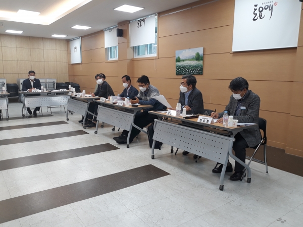 의령군은 ‘의령군 미래전략 발전계획’ 수립 용역의 전략과제와 세부사업 등을 자문하기 위한 제1차 농업·기후환경분과 자문단 회의를 가졌다.