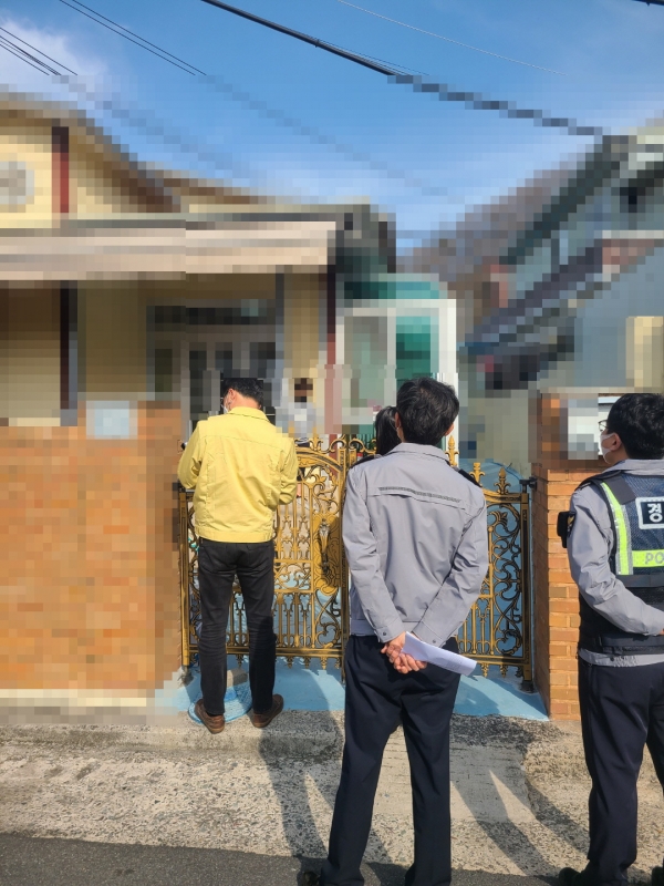 최근 집단감염이 발생한 진주에서 5인 이상 사적모임 금지 위반으로 적발된 사례가 경남 전체의 절반을 넘어 시는 시민들의 방역수칙 준수를 강력하게 호소하고 있다.
