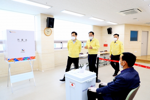 하병필 경남도 행정부지사는 의령군수 등 재·보궐선거 사전투표를 하루 앞둔 1일, 의령군 의령읍의 사전 투표소 현장점검에 나섰다.