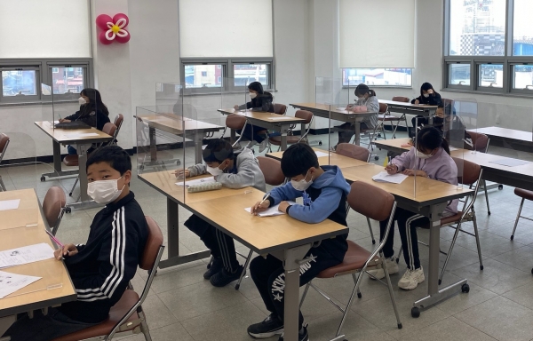하동군은 관내 초등학생들의 영어에 대한 흥미를 높이고, 회화능력 향상을 위해 지난 주말 ‘토요영어교실’ 프로그램을 개강했다고 5일 밝혔다.