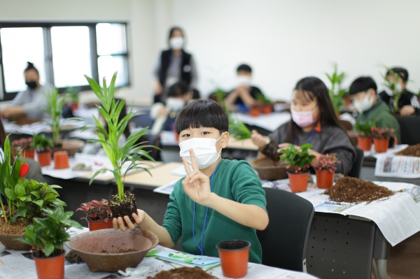 경상국립대학교(GNU·총장 권순기)는 교육부와 한국과학창의재단으로부터 2023년 12월 31일까지 3년간 교육기부 우수기관으로 3회 연속 인증을 받았다고 밝혔다.