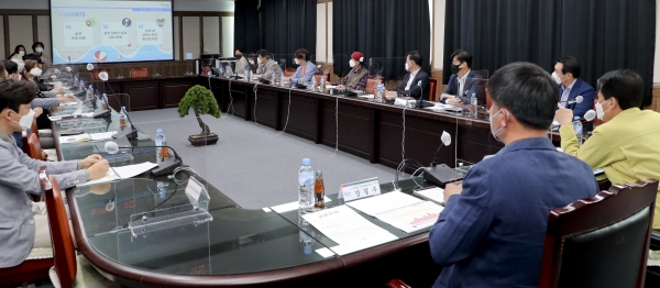 합천군은 4월 23일(금) 군청 2층 대회의실에서 (사)합천군관광협의회 주관으로 위드 코로나시대에 적합한 합천 바캉스축제 활성화를 위한 간담회를 진행했다.