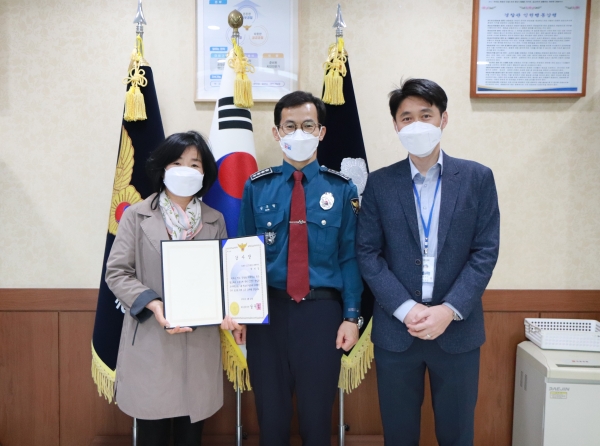하동군은 CCTV통합관제센터 근무자가 면밀한 CCTV의 모니터링으로 가출청소년 조기 발견에 기여해 23일 하동경찰서장으로부터 감사장을 받았다고 밝혔다.