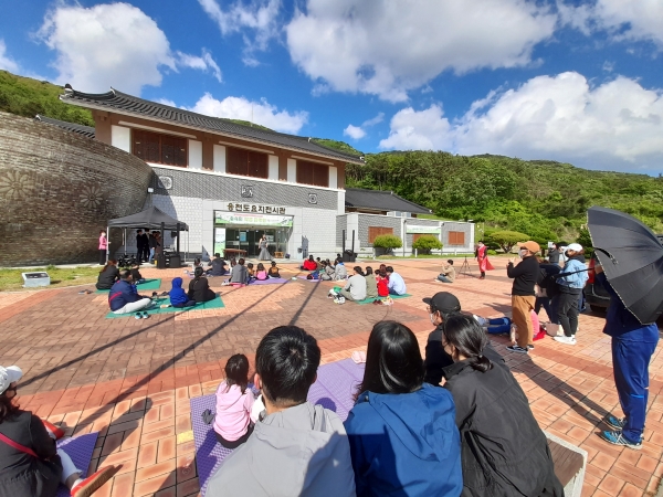창원시(시장 허성무) 웅천도요지전시관에서는 5월 가정의 달을 맞이하여 ‘숲속의 작은 음악회’를 지난 1일 개최했다고 밝혔다.