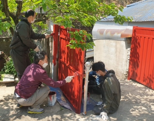 농촌 고령화로 홀로 사는 어르신이 늘고 있는 가운데 하동군 고전면이 민·관 협력으로 ‘독거노인 희망찾기’ 사업을 연속 추진해 눈길을 끈다.