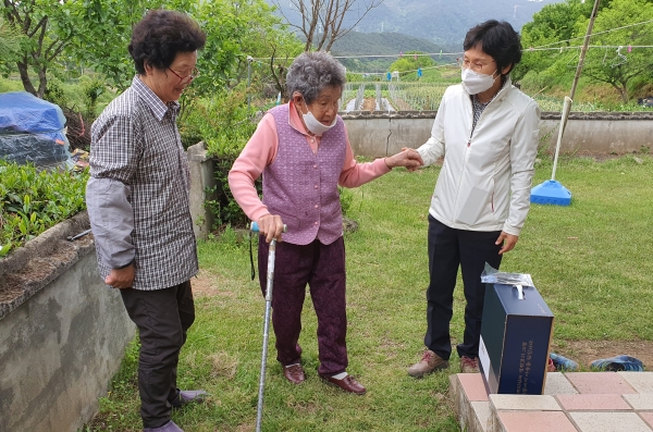 하동군은 제49회 어버이날을 맞아 기념행사 대신 65세 이상 어르신에게 마스크를 배부했다고 7일 밝혔다.