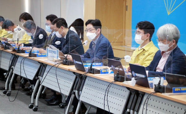 김경수 경남도지사가 7일 “모든 정책, 사업에 청년 감수성을 반영하라”고 주문했다.