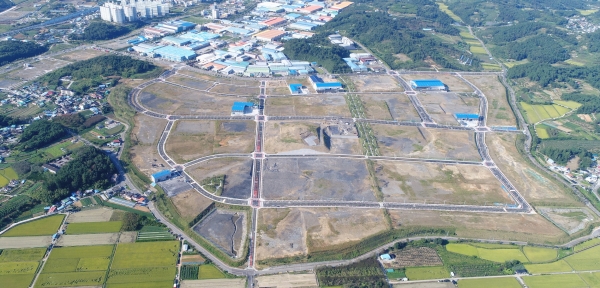 진주시는 뿌리일반산업단지(이하 ‘뿌리산단’)의 지적도, 토지대장 등 지적공부가 완성되어 산업단지 조성사업의 실질적인 절차가 모두 마무리되었다고 10일 밝혔다.