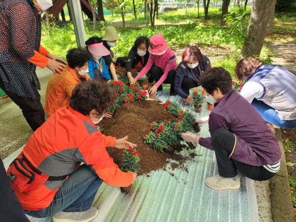 산청군보건의료원은 5월 가정의 달을 맞아 건강플러스·행복플러스 사업의 하나로 ‘꽃심고 가꾸기’ 프로그램을 진행한다고 11일 밝혔다.