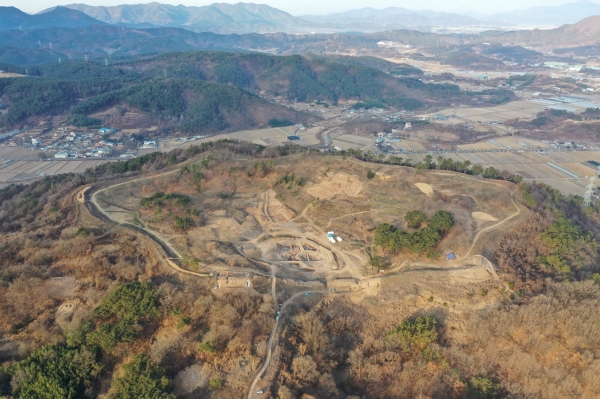 함안군과 (재)경남연구원은 사적 제67호 함안 성산산성 내부에 대한 전면 발굴조사에 착수했다고 18일 밝혔다.