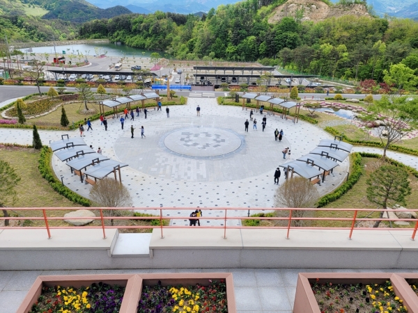 함양대봉산휴양밸리가 개장 한달만에 이용객 수 2만명을 넘어서고 온라인 예매사이트(인터파크) 레져분야 1위와 한달 연속 티켓 예매 매진을 기록하는 등 인기 고공행진을 이어가고 있다.