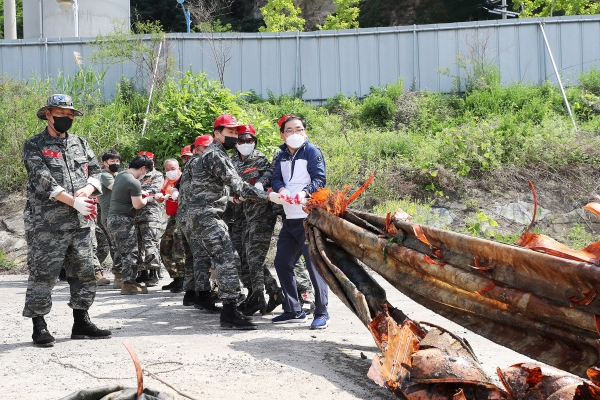 창원시(시장 허성무)는 제26회 바다의 날을 맞아 시민과 함께하는 ‘海맑은 마산만 만들기’ 비치코밍 행사를 가포해안변 공원 일원에서 29일 개최했다.