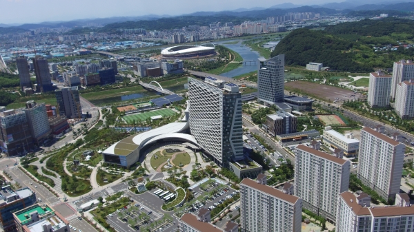 경남지역 11개 시장·군수가 정부의 LH 해체 수준의 개혁안에 반대했다.