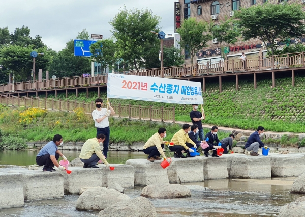 함양군은 18일 내수면 어족자원 보호와 주민 소득증대 도모를 위해 함양읍 위천천을 비롯한 군내 하천 및 저수지에 다슬기 100만마리, 뱀장어 5,714마리, 쏘가리 1만638마리를 방류했다.