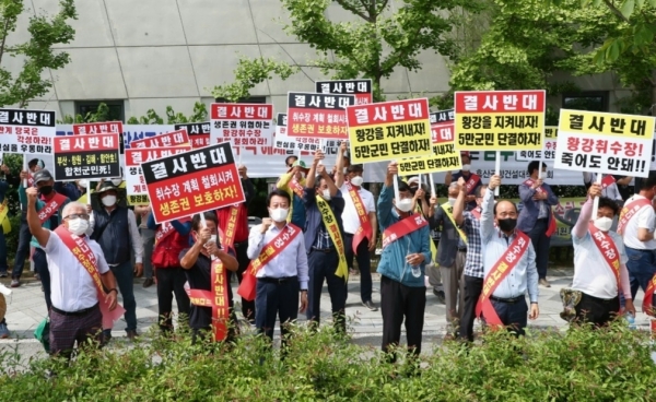 합천군 황강취수장 설치반대 군민대책위원회는 6월 24일 세종시 정부청사 환경부 정문 앞에서 ‘황강하류 광역취수장 설치 반대’ 집회를 열었다.