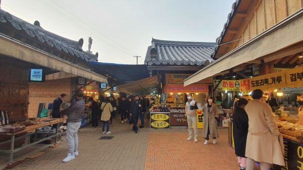 하동군은 25일∼7월 4일 10일간 영·호남 화합의 상징 화개장터에서 고객에게 편의를 제공하는 ‘다다익선 캠페인’을 전개한다고 25일 밝혔다.