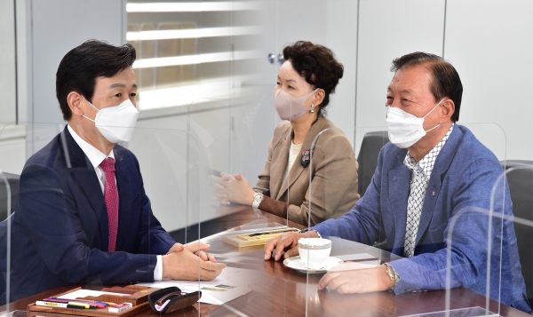 진주시는 지난 29일 진주시청 기업인의 방에서 정영수 CJ그룹 글로벌 고문, 이영춘 진주상공회의소 회장과의 간담회를 가졌다고 밝혔다.