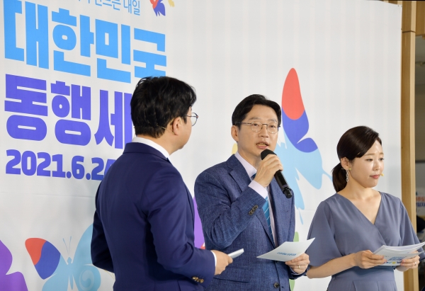 ‘대한민국 동행세일’이 지난달 24일부터 오는 11일까지 진행되는 가운데, 2일 김경수 경남도지사가 행사 홍보방송인 ‘온에어 뉴스’에 출연해 경남 지역에서 진행되는 다양한 할인과 이벤트에 대한 소식을 전했다.