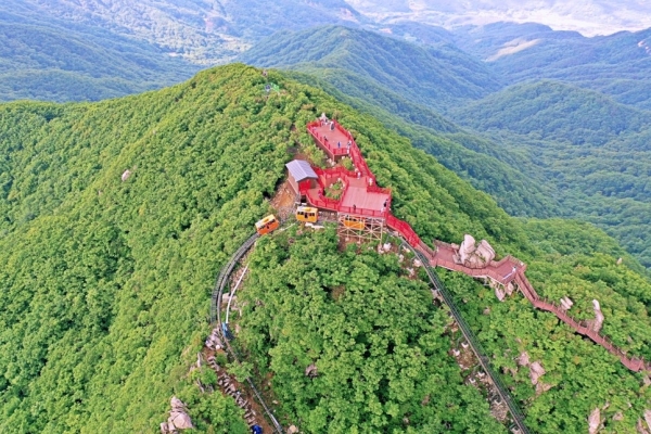 국내 최장 모노레일 및 짚라인으로 유명세를 알리고 있는 함양 대봉산휴양밸리가 누적 방문객 4만명을 돌파했다.