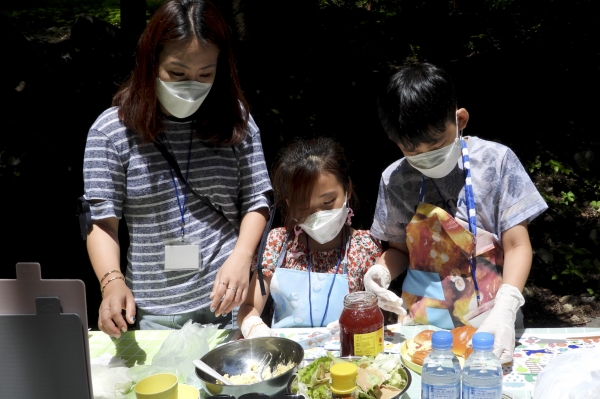 합천군 농업기술센터(소장 신재순)는 지난 10일, 황매산 수목원에서 어린이 체험 프로그램 「숲에서 놀면 뭐하니?」를 운영했다.