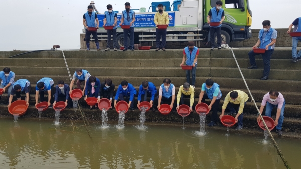 남해군은 설천면 봉우항에서 수산자원 조성 및 어업인 소득증대를 위해 4개어종 8만마리를 방류했다.