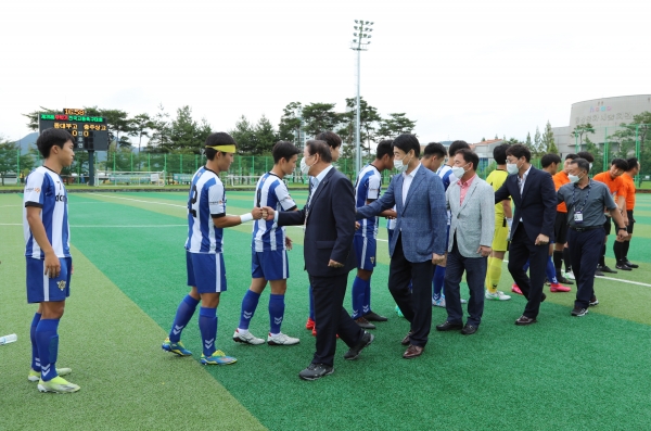 제26회 무학기 전국 고등학교 축구대회 개막식이 지난 16일 오후 5시 함안스포츠타운 축구 전용 구장에서 열렸다.