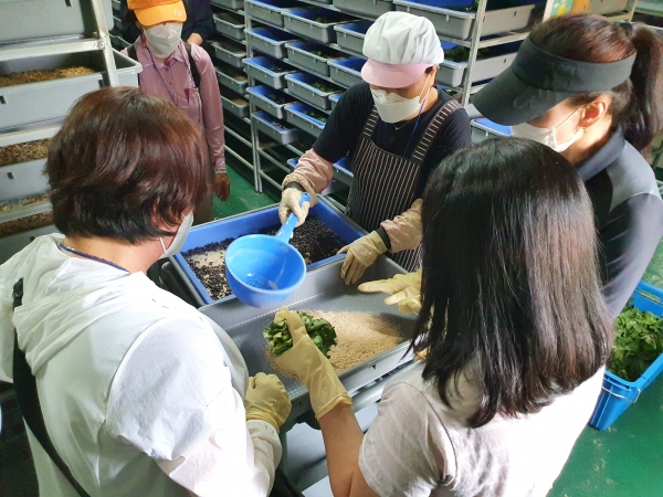 경상남도농업기술원(원장 정재민)이 곤충사육 기술을 체계화하고 곤충산업 핵심 경영 농업인을 양성하기 위해 추진한 ‘2021 경남곤충대학 수료식’이 열렸다.